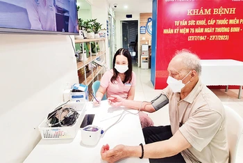 Khám, tư vấn sức khỏe và cấp thuốc miễn phí cho người có công trên địa bàn phường Đội Cấn, quận Ba Đình. (Ảnh HÀ THU)
