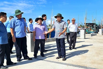 Đồng chí Nguyễn Tiến Hải kiểm tra hoạt động tại bến cá Khánh Hội, huyện U Minh.