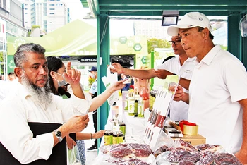 Khách tham quan các gian hàng giới thiệu sản phẩm xanh trong khuôn khổ Diễn đàn kinh tế Thành phố Hồ Chí Minh năm 2023. (Ảnh THẾ ANH)