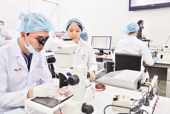 Hoạt động nghiên cứu khoa học tại Đại học Quốc gia Thành phố Hồ Chí Minh.