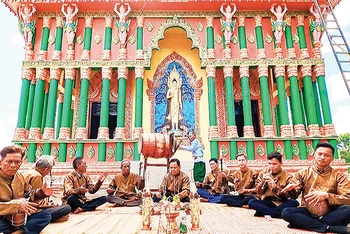 Các nghệ nhân biểu diễn dàn nhạc trống lớn tại Liên hoan "Tiếng hát 3 dân tộc" tổ chức tại huyện Trần Văn Thời (Cà Mau). (Ảnh THÀNH LONG)
