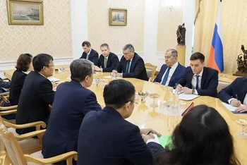 Thứ trưởng Nguyễn Minh Vũ chào xã giao Bộ trưởng Ngoại giao Nga Sergey Lavrov.