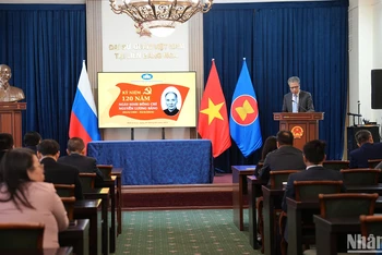 Đại sứ Việt Nam tại Nga Đặng Minh Khôi đọc diễn văn tại lễ mít-tinh. (Ảnh: XUÂN HƯNG)