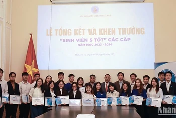 Tuyên dương sinh viên đạt danh hiệu “Sinh viên 5 tốt” năm 2024 tại Nga.