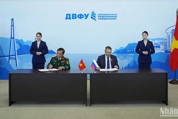 Hai Trưởng đoàn ký biên bản phiên họp.
