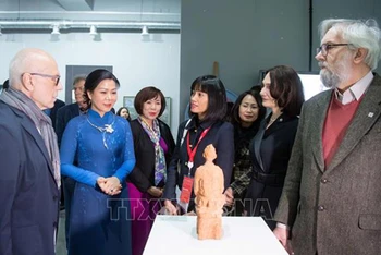 Phu nhân Ngô Phương Ly thăm Trường Đại học Mỹ thuật Moskva mang tên V.I.Surikov. (Ảnh: TTXVN)