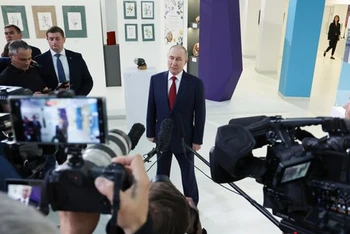 Tổng thống Nga Vladimir Putin phát biểu với các nhà báo tại Trung tâm giáo dục Sirius sau cuộc điện đàm với Tổng thống Mỹ Donald Trump. (Ảnh: RIA Novosti)