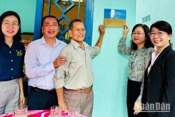 Trao công trình sửa chữa nhà diện chính sách cho ông Châu Quốc Hùng 