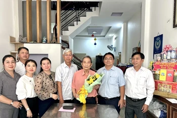 Đồng chí Võ Văn Hoan tặng quà ông Vũ Tiến Đông. Ảnh: CHÍ THẠCH