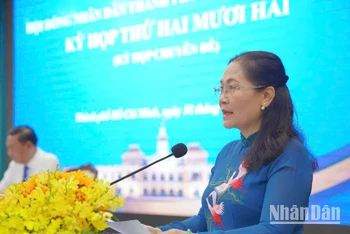 Chủ tịch Hội đồng nhân dân thành phố Nguyễn Thị Lệ phát biểu tại kỳ họp.