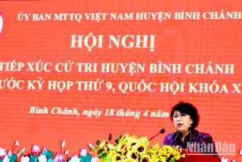 Phó Chủ tịch Ủy ban Trung ương Mặt trận Tổ quốc Việt Nam Tô Thị Bích Châu ghi nhận các ý kiến của cử tri.