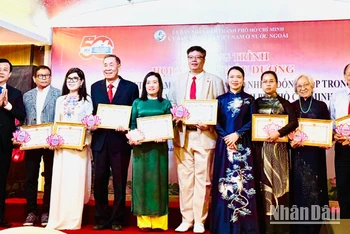 Thành phố Hồ Chí Minh vinh danh 50 người Việt Nam ở nước ngoài tiêu biểu có nhiều đóng góp trong xây dựng và phát triển thành phố.
