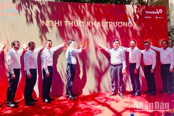 Các đồng chí lãnh đạo nhấn nút khai trương Trung tâm Báo chí phục vụ Lễ kỷ niệm 50 năm Ngày Giải phóng miền nam, thống nhất đất nước.