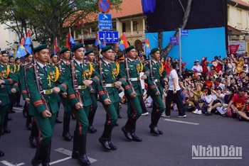 Các lực lượng tham gia Lễ diễu binh, diễu hành. (Ảnh: THẾ ANH)