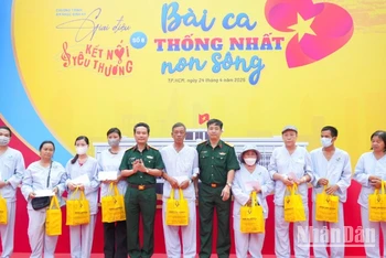 Bệnh viện Quân y 175 trao tặng 300 phần quà cho bệnh nhân trong chương trình “Giai điệu yêu thương”.
