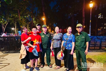 Gia đình ông Nguyễn Đắc Tân cùng với gia đình mà ông đã ở sau ngày Giải phóng miền nam có mối quan hệ thân thiết như ruột thịt, cùng nhau đi xem Lễ kỷ niệm.