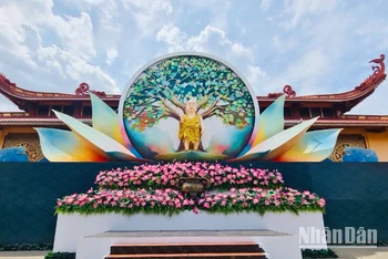 Bên trong khuôn viên chùa, lễ đài đã được trang hoàng hoa sen rực sắc chờ đón xá lợi trái tim Bồ tát Thích Quảng Đức.