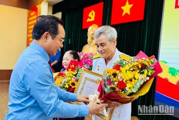 Đồng chí Nguyễn Văn Được, Ủy viên Trung ương Đảng, Chủ tịch Ủy ban Nhân dân Thành phố Hồ Chí Minh trao Huy hiệu Đảng cho đảng viên.