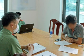 Cơ quan công an làm việc với ông N.T.Th để xử lý vụ việc (Ảnh: Công an tỉnh Lâm Đồng)