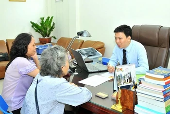 Luật sư tư vấn, trợ giúp pháp lý cho người dân. (Ảnh: LÊ HOẢNG) 