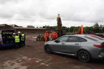 Nhiều lực lượng chức năng khác nhau của Manchester đang làm việc bên trong hiện trường. (Ảnh: TTXVN)