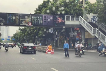 Lực lượng chức năng hướng dẫn giao thông trên đường Nguyễn Trãi sáng 6/8.