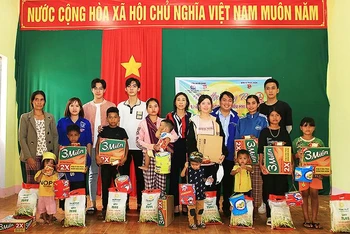 Các thành viên Hành trình “Share love - Give hope” lần thứ 2, năm 2022 trao quà tặng người dân, thanh, thiếu nhi Gia Lai.