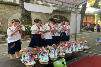 Các bạn trẻ tìm hiểu, trải nghiệm đồ chơi Trung thu truyền thống tại không gian bích họa phố Phùng Hưng.