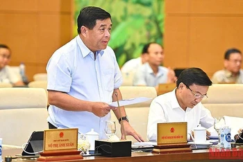 Bộ trưởng Kế hoạch và Đầu tư Nguyễn Chí Dũng trình bày tờ trình tại phiên họp. (Ảnh: DUY LINH)
