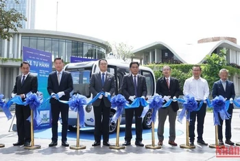Các đại biểu thực hiện nghi thức ra mắt xe tự hành.