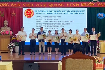 Lãnh đạo Cục Thuế tỉnh tặng Bằng khen cho các đơn vị.