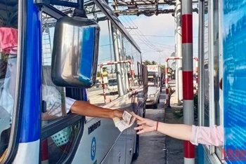 Tài xế trả tiền qua Trạm thu phí BOT Cai Lậy trên tuyến Quốc lộ 1.