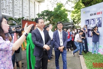 Các đại biểu tham quan triển lãm.