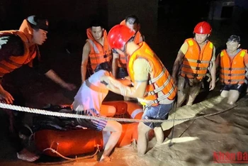 Hỗ trợ người dân tại huyện Hòa Vang. (Ảnh: CTV)