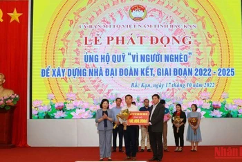 Lãnh đạo tỉnh Bắc Kạn tiếp nhận đóng góp ủng hộ Quỹ Vì người nghèo.