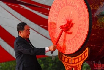Phó Chủ tịch Thường trực Quốc hội Trần Thanh Mẫn đánh trống khai giảng năm học mới tại Đại học Quốc gia Hà Nội. (Ảnh: DUY LINH) 