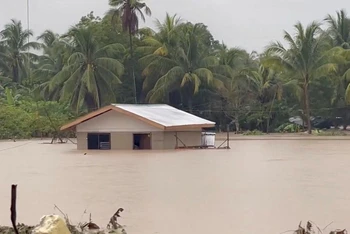 Nước lũ bao quanh một ngôi nhà sau một trận bão lớn ở Datu Odin Sinsuat, Maguindanao, Philippines, ngày 28/10. (Ảnh: Reuters)