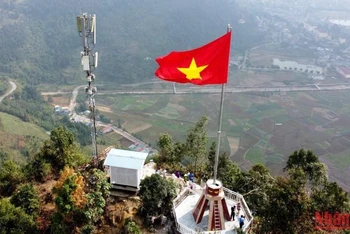 Cờ Tổ quốc tung bay trên đỉnh núi Cô Tiên, thị trấn Mường Khương (Lào Cai), khu vực biên giới Việt- Trung.