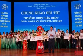 Phó Bí thư Thành ủy Hà Nội Nguyễn Văn Phong trao giải Nhất cho bà Nguyễn Thu Hà.