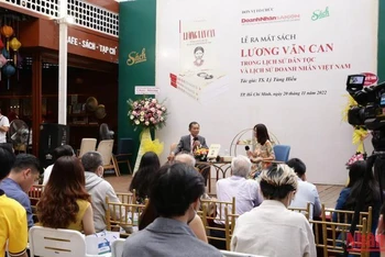 Giao lưu với tác giả tại buổi ra mắt sách.