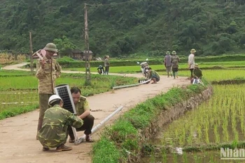 Ban quản lý Khu bảo tồn hỗ trợ lắp đặt đèn năng lượng mặt trời thắp sáng đường thôn cho nhân dân. 