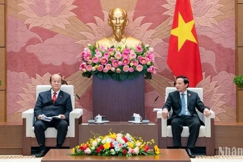 Phó Chủ tịch Quốc hội Nguyễn Khắc Định và Chủ nhiệm Ủy ban Thường trực về Hành chính của Hạ viện Thái Lan Paijit Sreewarakan tại buổi tiếp. (Ảnh: DUY LINH)