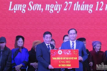 Đại diện lãnh đạo UBND tỉnh Lạng Sơn tiếp nhận sự ủng hộ của các đơn vị, doanh nghiệp, nhà hảo tâm, trao và tặng quà ủng hộ vào Quỹ nhân đạo của tỉnh.