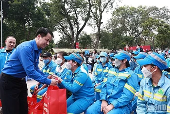 Bí thư Trung ương Đoàn Ngô Văn Cương (bên trái) trao các phần quà tặng thanh niên công nhân, người lao động ngành vệ sinh môi trường có hoàn cảnh khó khăn tại chương trình.