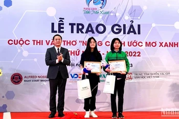 Ban tổ chức trao hai giải A cho hai học sinh có tác phẩm tốt nhất cuộc thi.