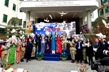 Các đại biểu thực hiện nghi lễ thả chim bồ câu tượng trưng cho khát vọng hòa bình.