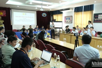 Quang cảnh buổi họp báo. (Ảnh: HUFLIT).