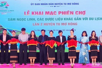 Các đại biểu cắt băng khai mạc phiên chợ.