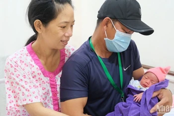 Bé gái nặng 2,2kg được chăm sóc đặc biệt và ổn định sau 3 ngày.