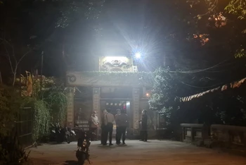 Lực lượng chức năng khám nghiệm và bảo vệ hiện trường.
